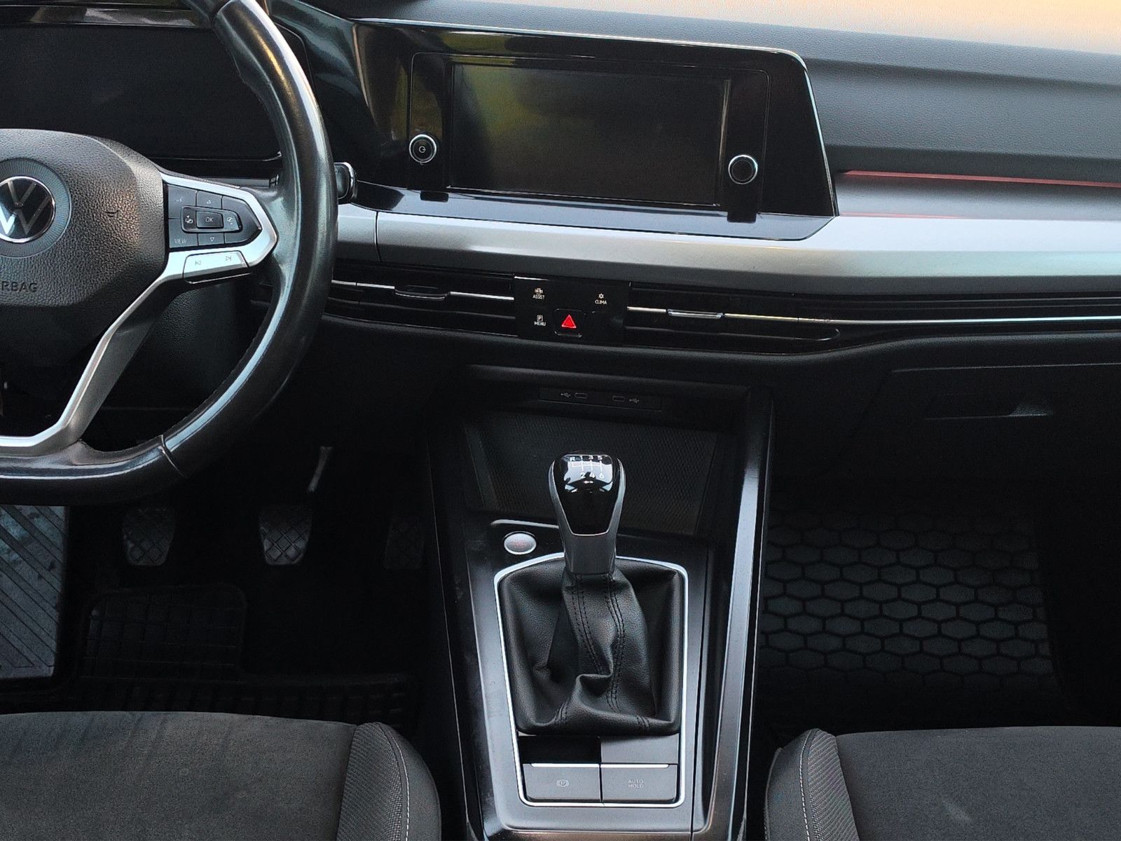 Fahrzeugabbildung Volkswagen Golf VIII Variant Life AHK ACC SHZ LED Apple Car