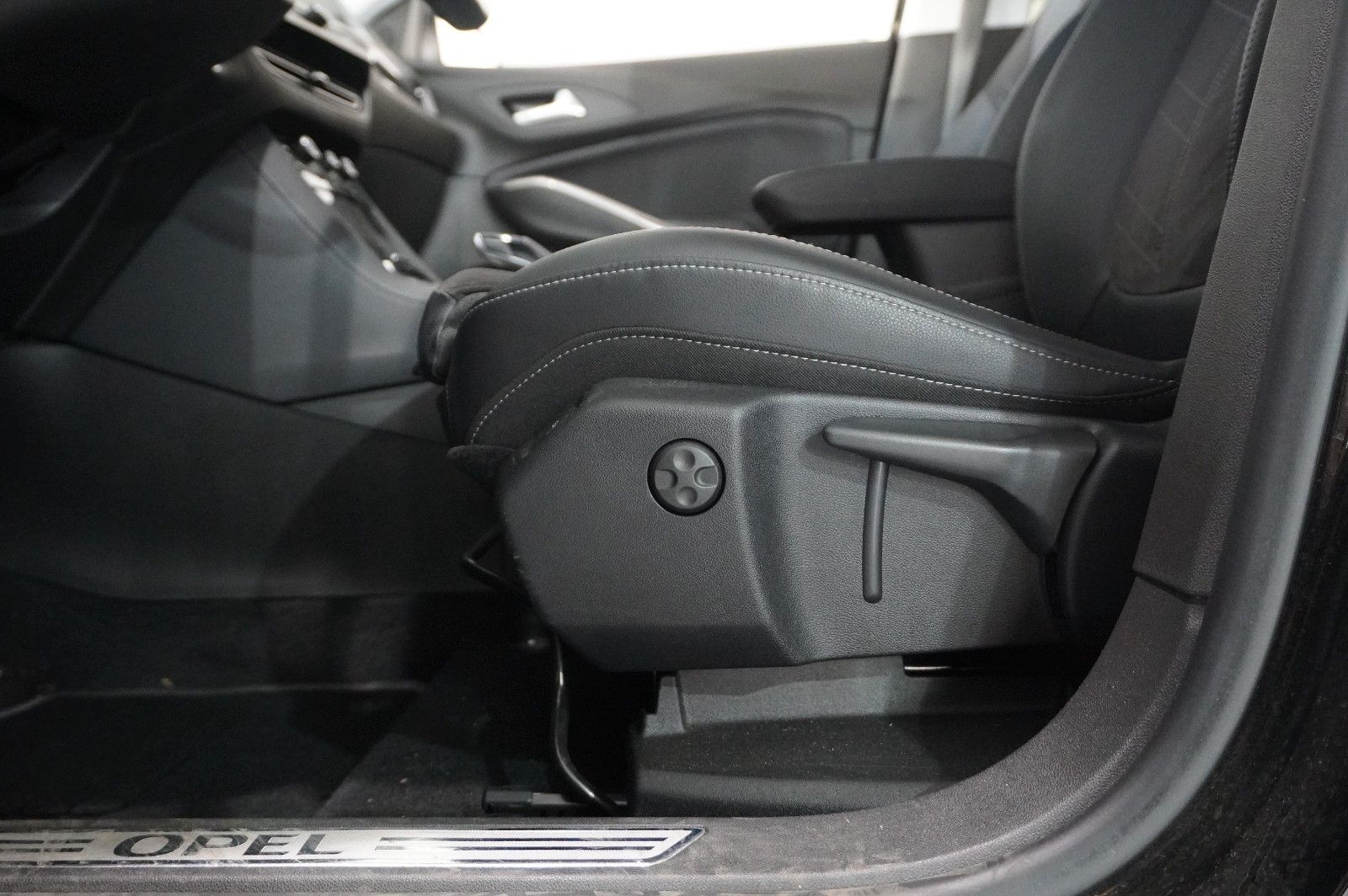 Fahrzeugabbildung Opel Grandland (X) ULTIMATE 4HYBRID NAVI/LED/360°/DAB