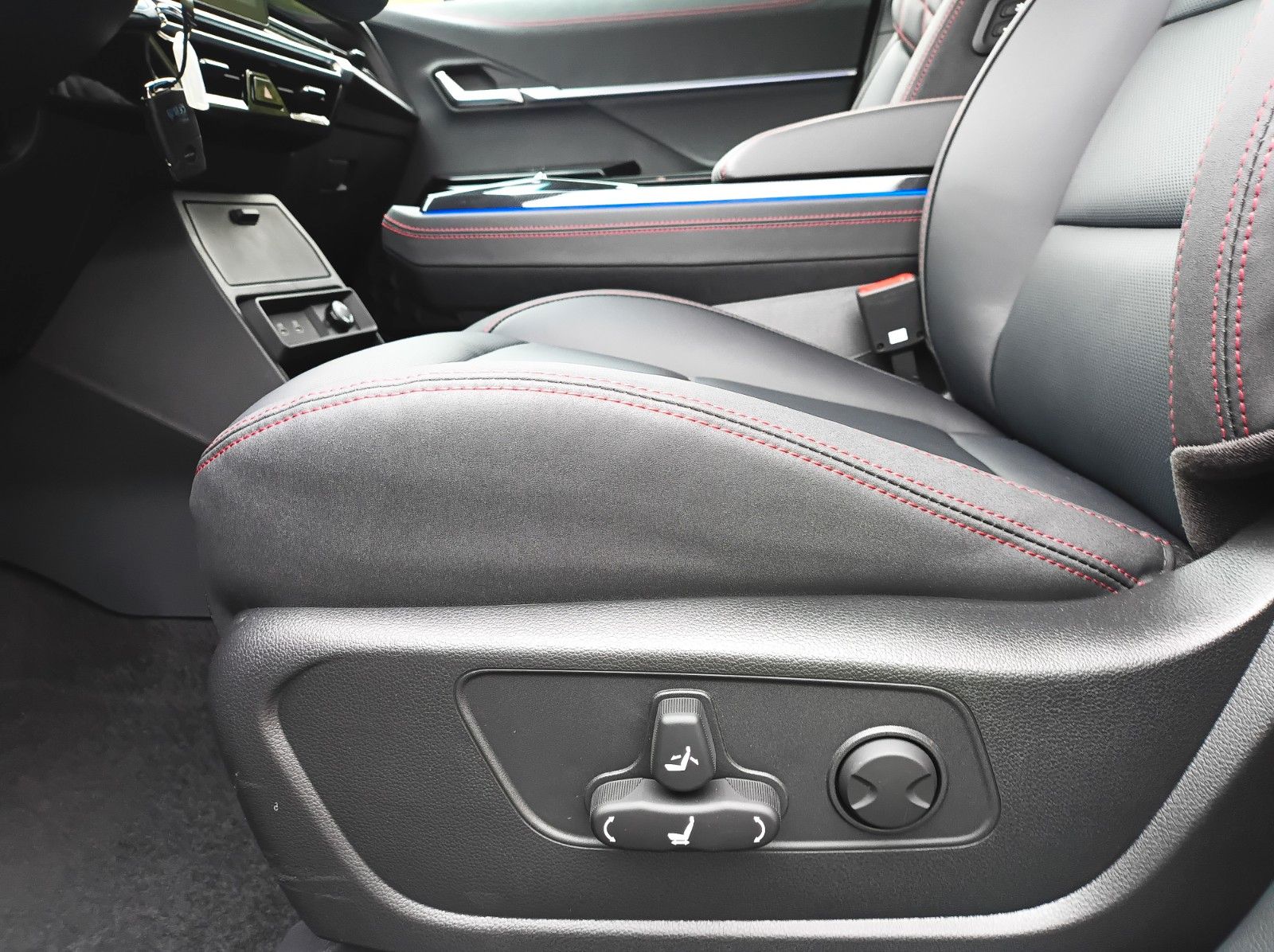 Fahrzeugabbildung KGM ACTYON+CORE+20ZOLL+SH VO+HI+AMBIENTE+KAMERA+++++