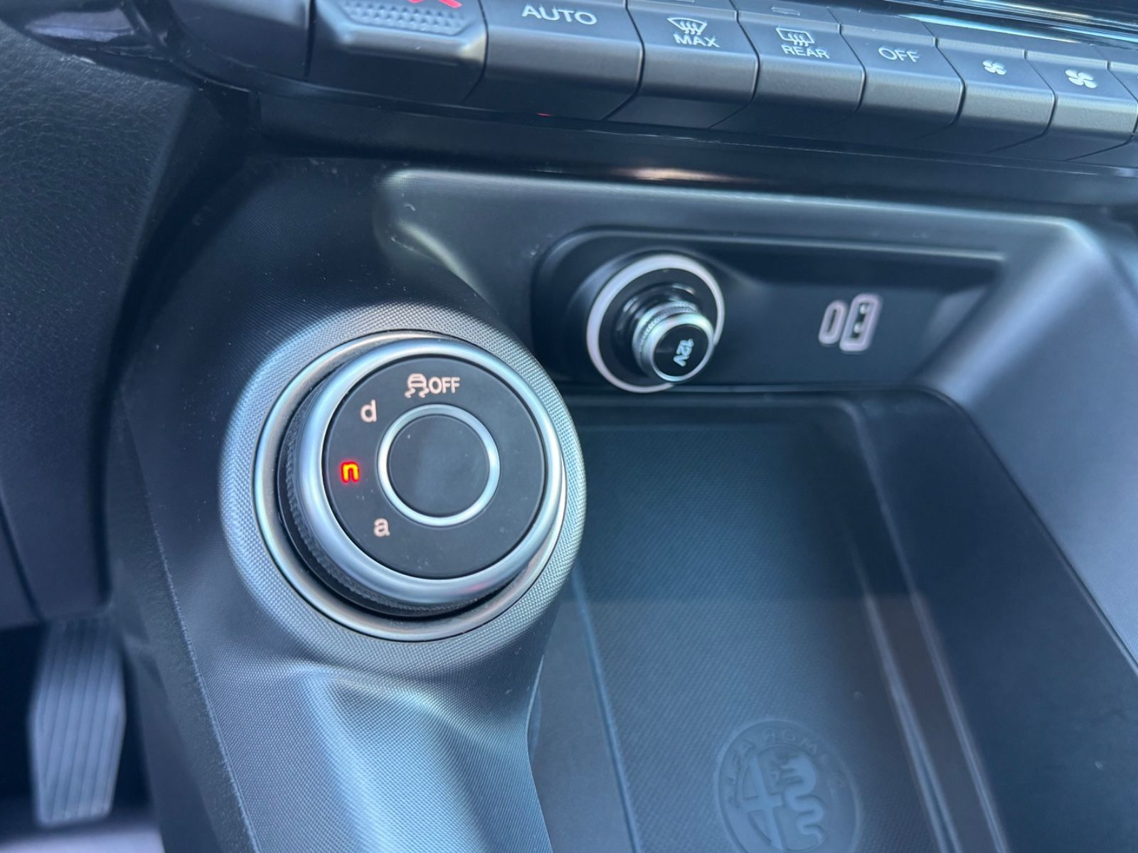 Fahrzeugabbildung Alfa Romeo Tonale Super/LED/CarPlay/PDC/Tempomat/KlimaAuto/