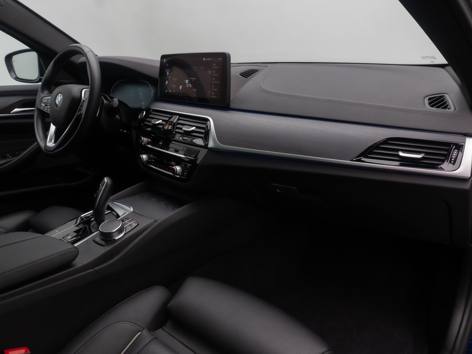 Fahrzeugabbildung BMW 530d xD Luxury Line HUD DAB AHK Panorama H/K 19"
