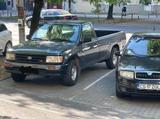 Toyota Hilux T100 pick-up - Toyota Hilux mit Benzin-Antrieb