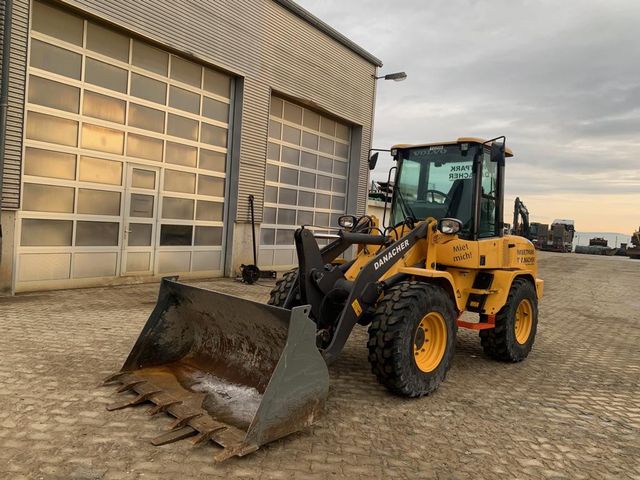 Volvo L30G mit Schaufel und Palettengabeln