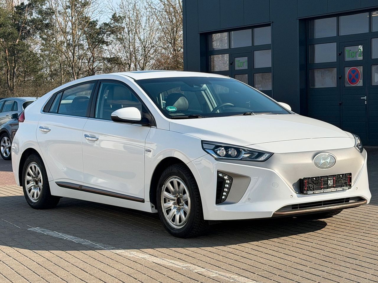 Fahrzeugabbildung Hyundai IONIQ EV Premium *Schiebedach*Totwinkel*ACC*LED*