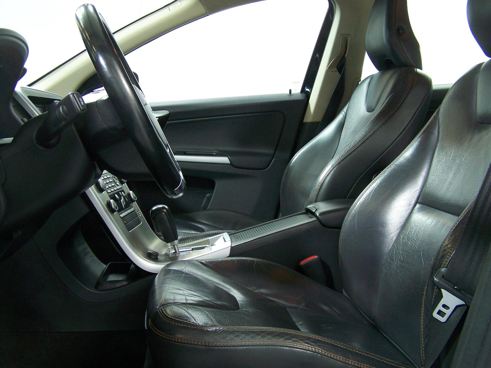 Volvo XC60 D5 Momentum Autom NAVI+LEDER+PDC
