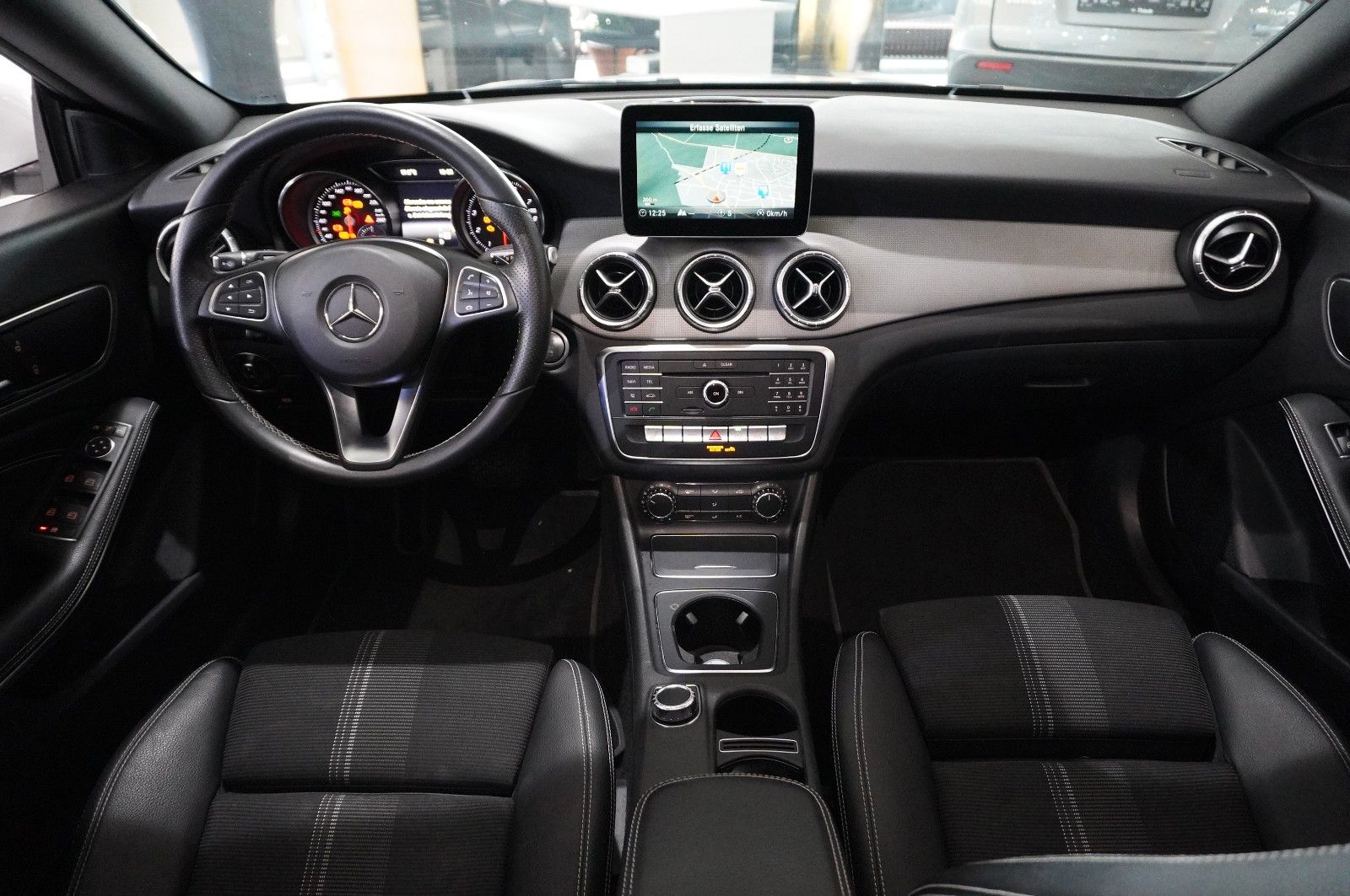 Fahrzeugabbildung Mercedes-Benz CLA 200 SB URBAN 7G-DCT NAVI/LED/PANO./SHZ/SPORT