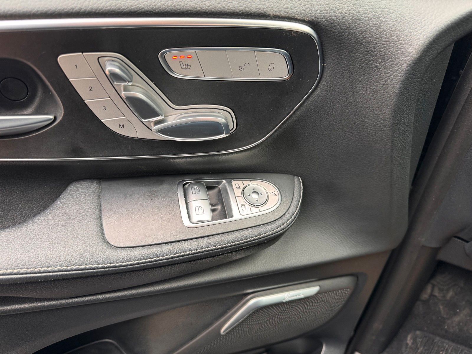 Fahrzeugabbildung Mercedes-Benz V 300 4MATIC AVA ED AMG Extral AIRMATIC Stdh AHK