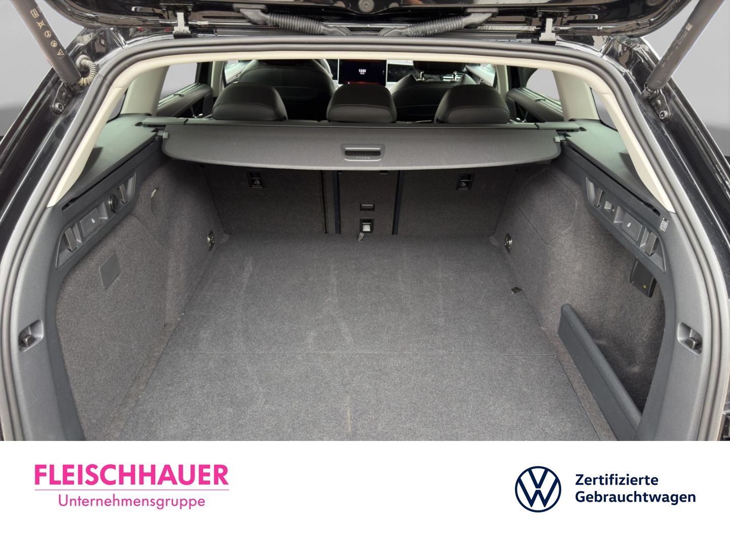 Volkswagen Passat Variant 1.5 TSI eHybrid Business AHK Head foto 16