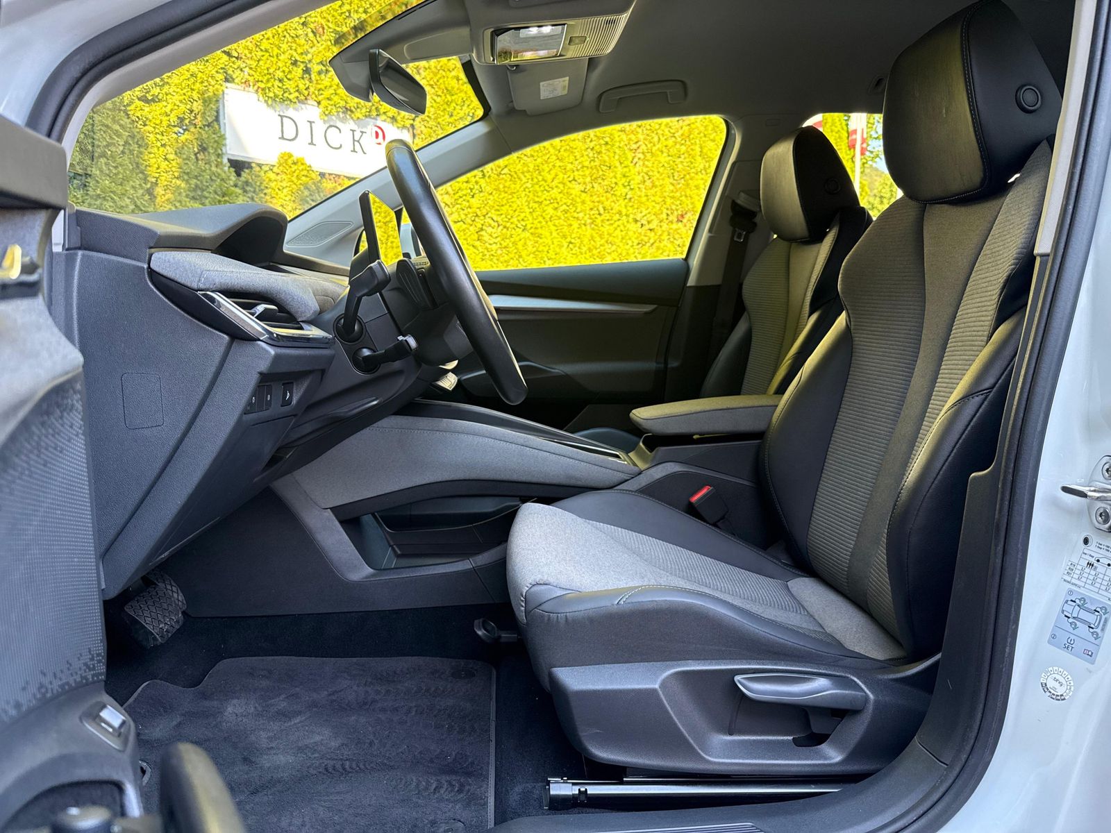 Fahrzeugabbildung SKODA Enyaq 80 Loft CCS+WÄPU+NAV+SHZ+KAM+ACC+AMBI+CARP