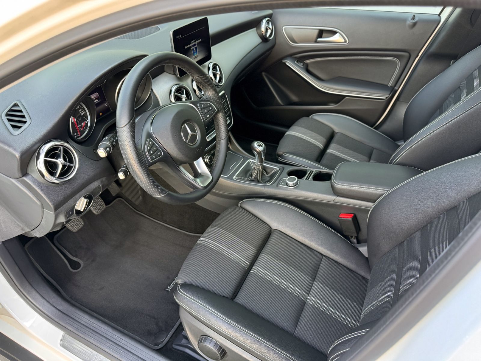 Mercedes-Benz GLA 180 Urban STANDHEIZUNG PANORAMA LED foto 11