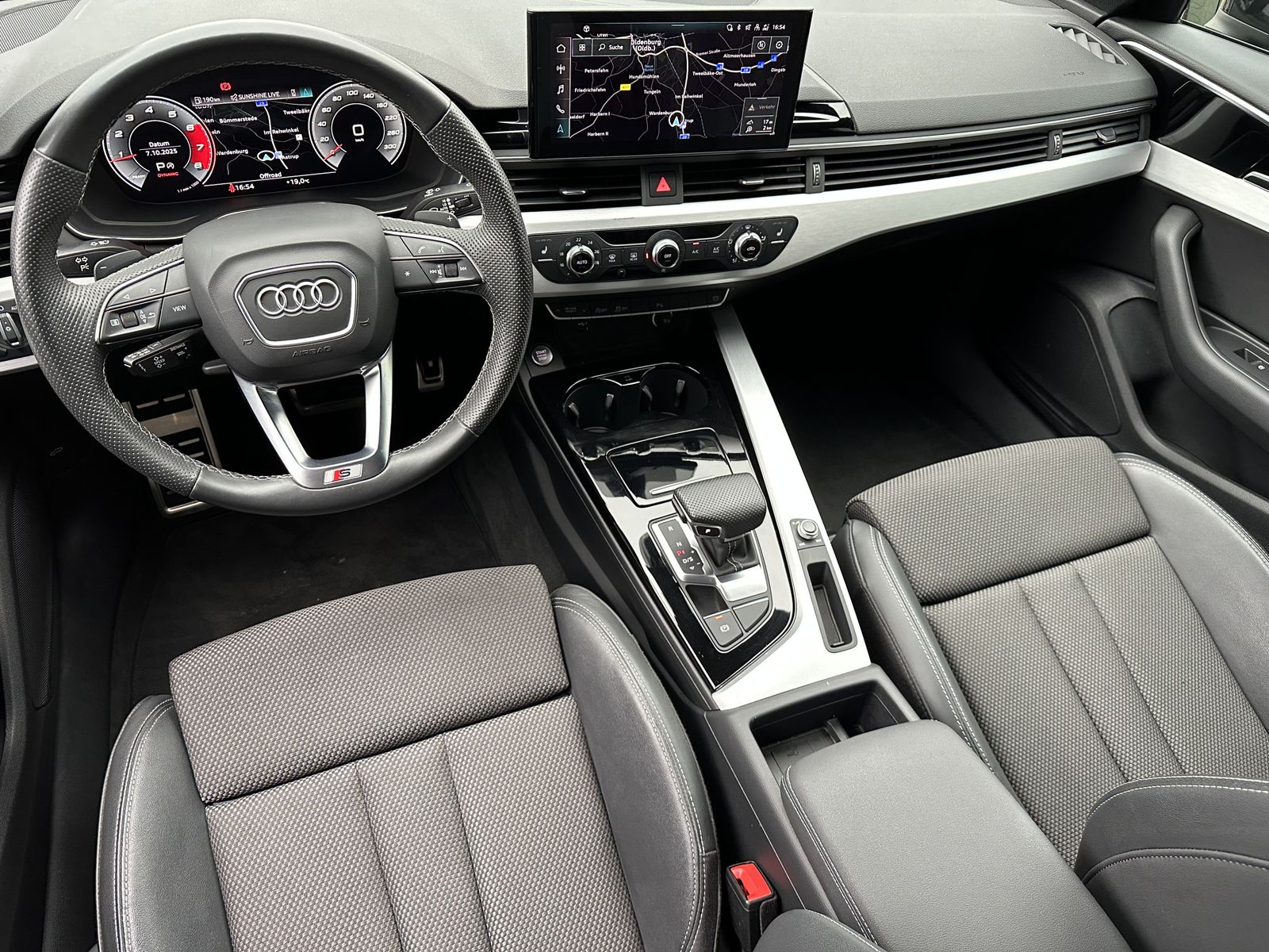 Fahrzeugabbildung Audi A4 Avant 40 TFSI S-Line NAV+LED+AHK+VCOCKPIT+ACC