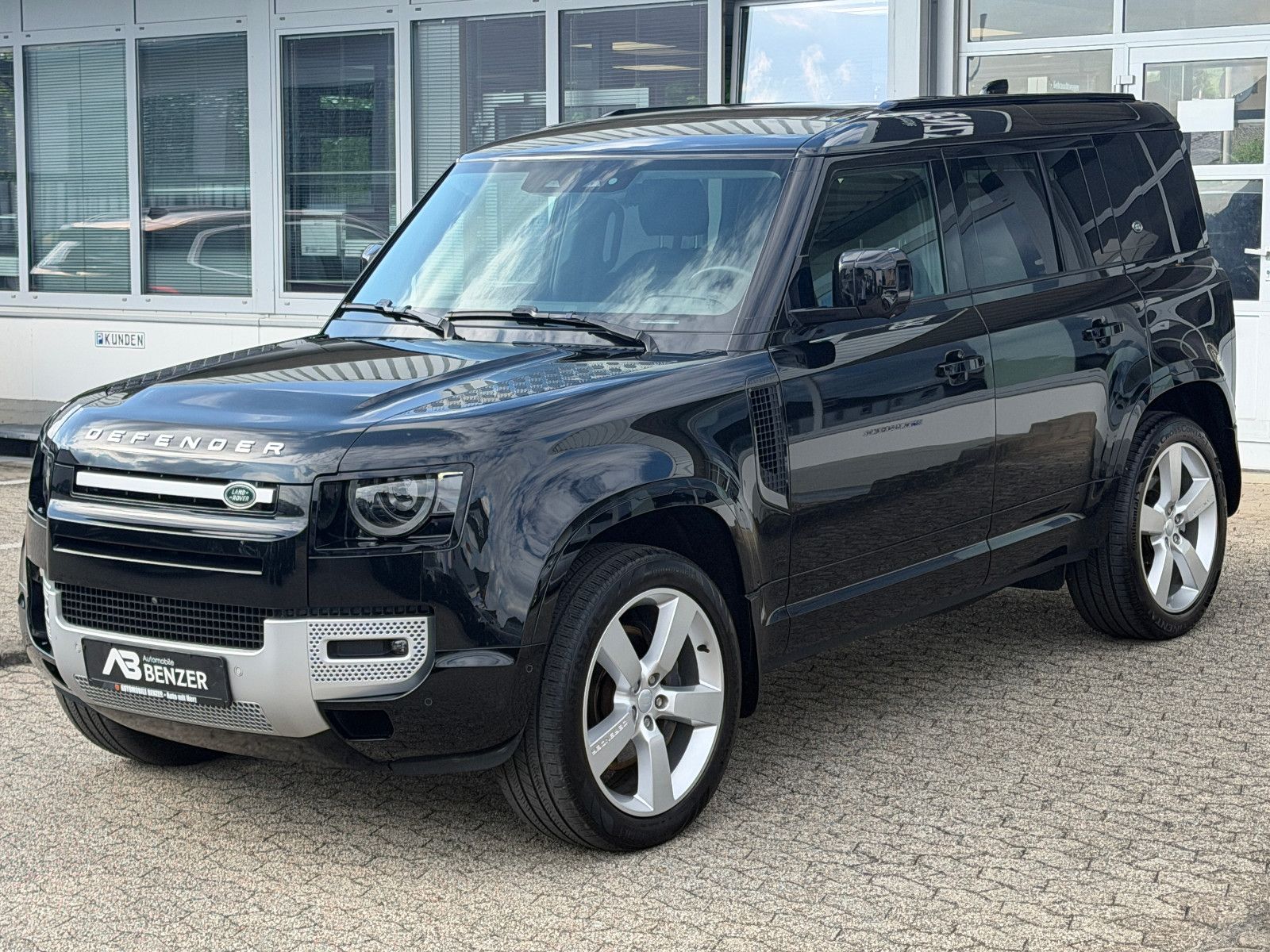 Fahrzeugabbildung Land Rover Defender 110 XS Edition/PANO/AHK/MERIDIAN/3D-KAM