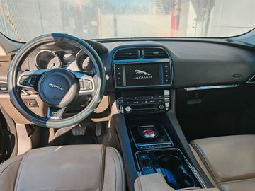 Jaguar F-Pace - 8