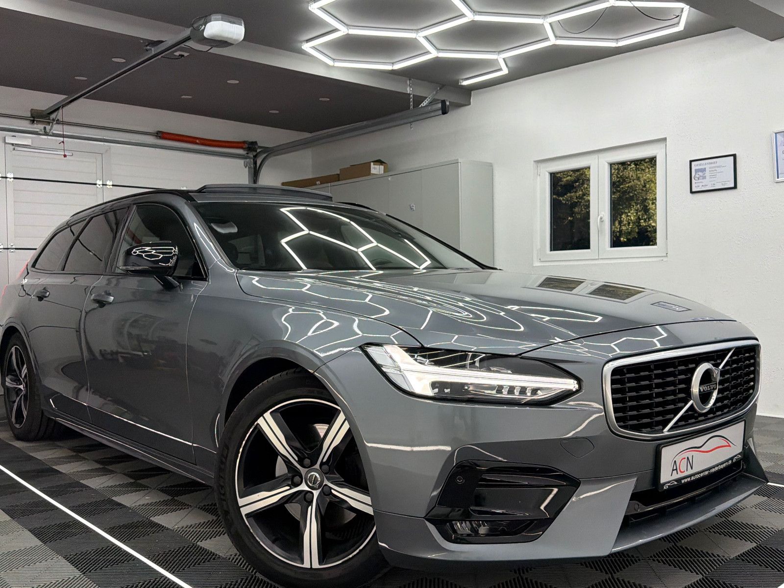 Fahrzeugabbildung Volvo V90 Kombi R Design D5 AWD/MEMORY/AHK/LED/KAM