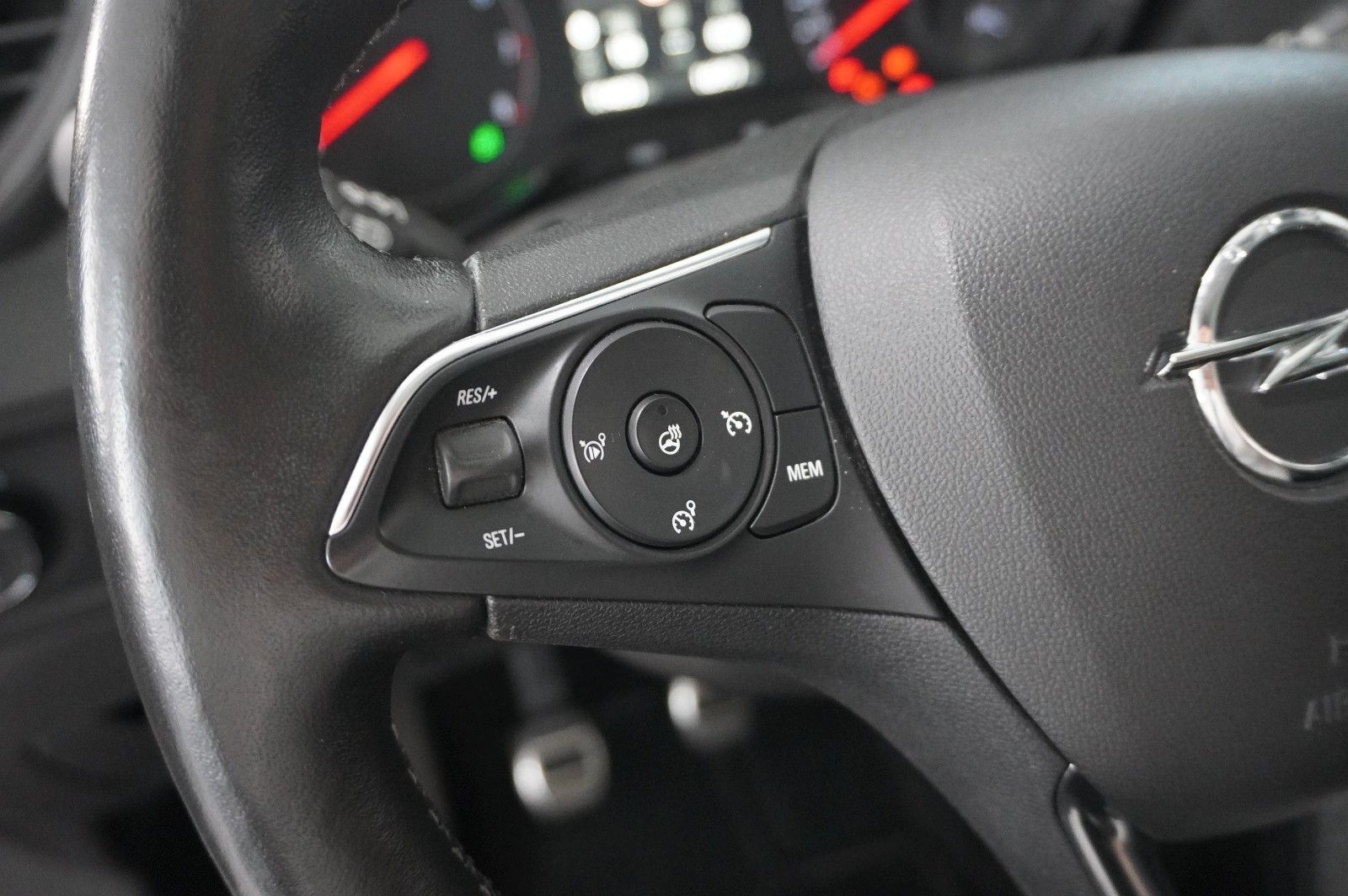 Fahrzeugabbildung Opel Grandland (X) 1.2T INNOV. NAVI/LED/KAMERA/PANO.