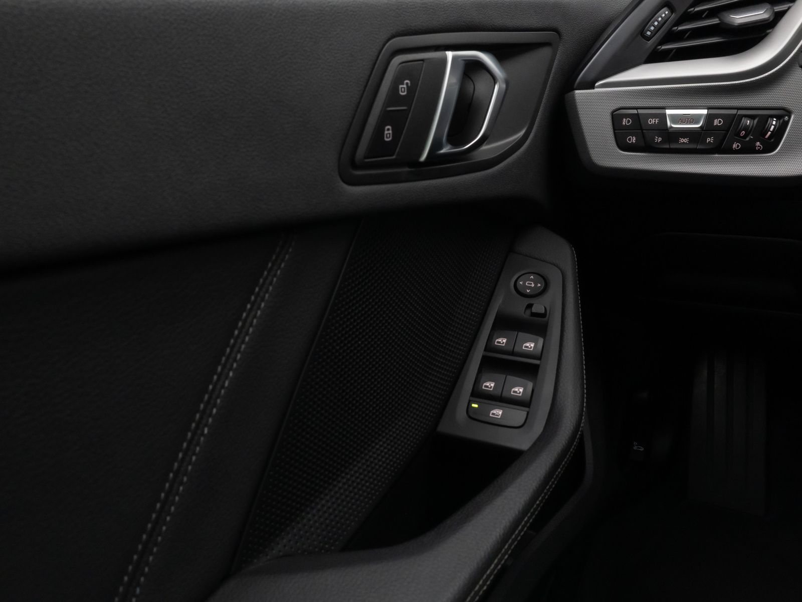 Fahrzeugabbildung BMW 118i Panorama HUD DAB HiFi WLAN PDC LED Alarm