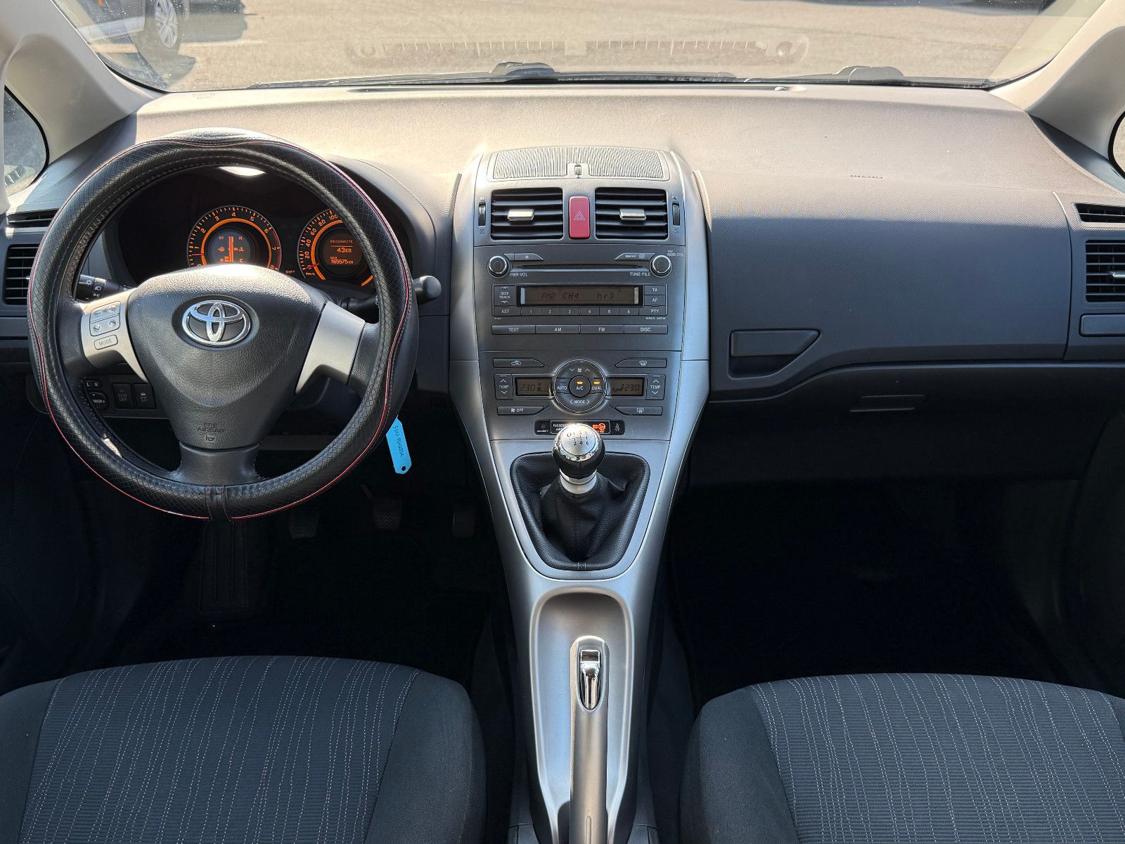 Fahrzeugabbildung Toyota Auris Life Klimaautomatik 2-Hand