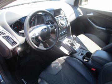 Ford Focus Turnier Titanium NAVI + Winterp+ PDC+ Kam.