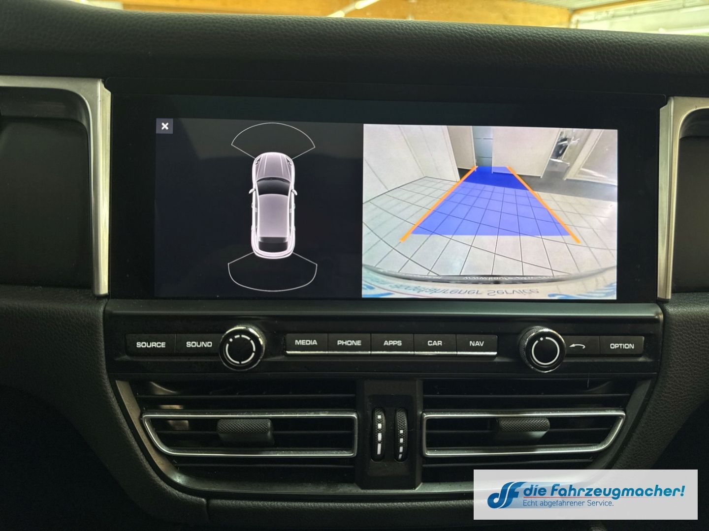 Fahrzeugabbildung Porsche Macan DE-Auto Pano Navi Memory S Soundsy LED Dyn