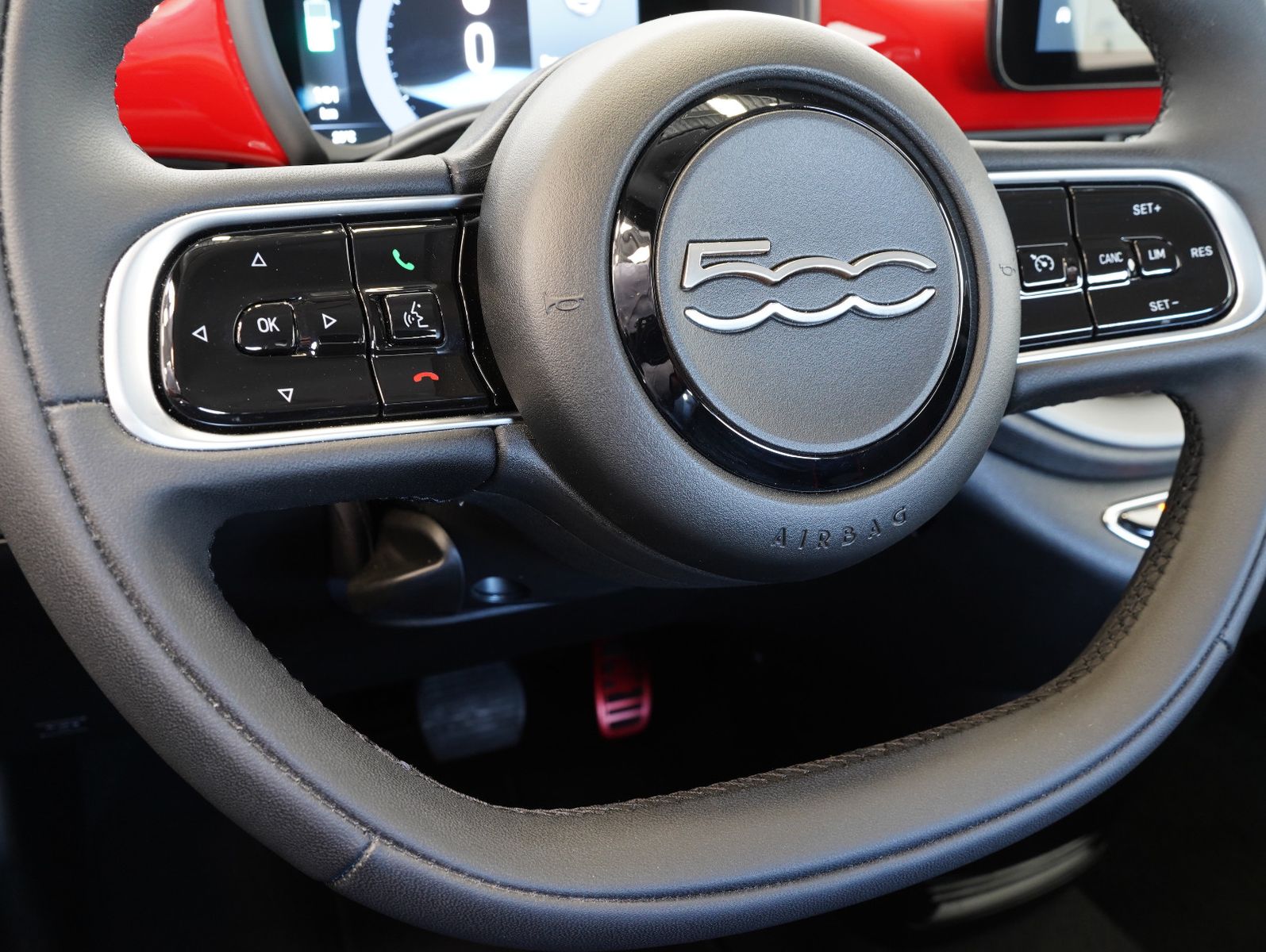 Fahrzeugabbildung Fiat 500e Red 70KW/23,8kWh/DC-LADEN/KAMERA