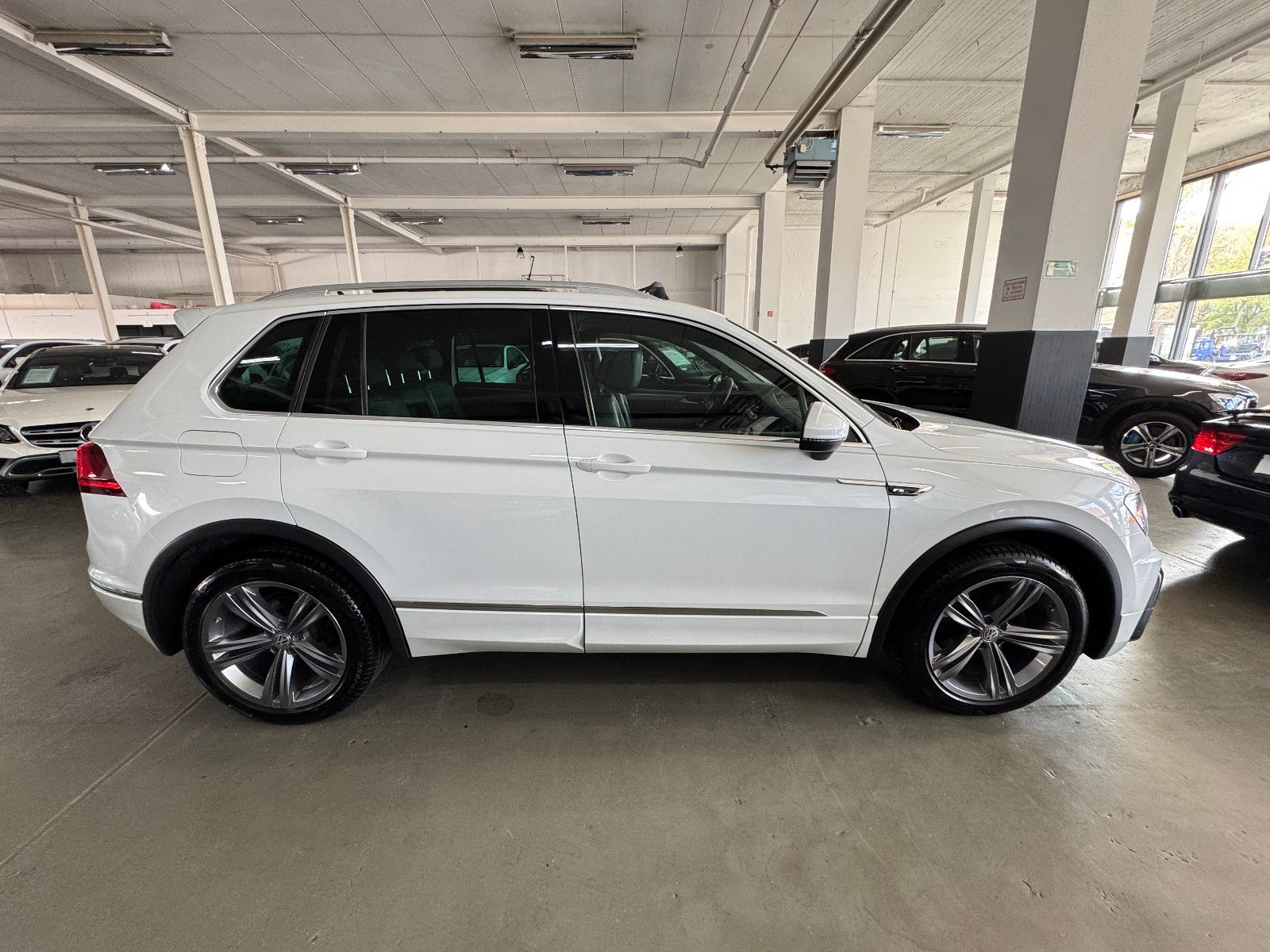 Fahrzeugabbildung Volkswagen Tiguan DSG 4MO 3X R-LINE PANO MEMORY BLACK STYLE