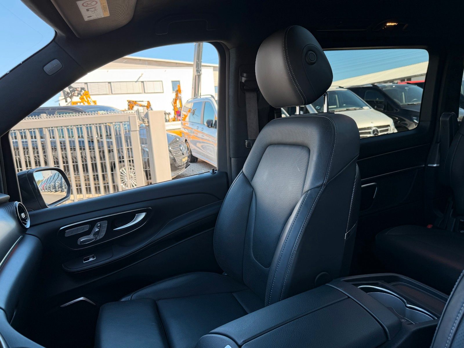 Fahrzeugabbildung Mercedes-Benz V 300 d EXCLUSIVE ED AMG AIRMATICAHK2,5to Pano