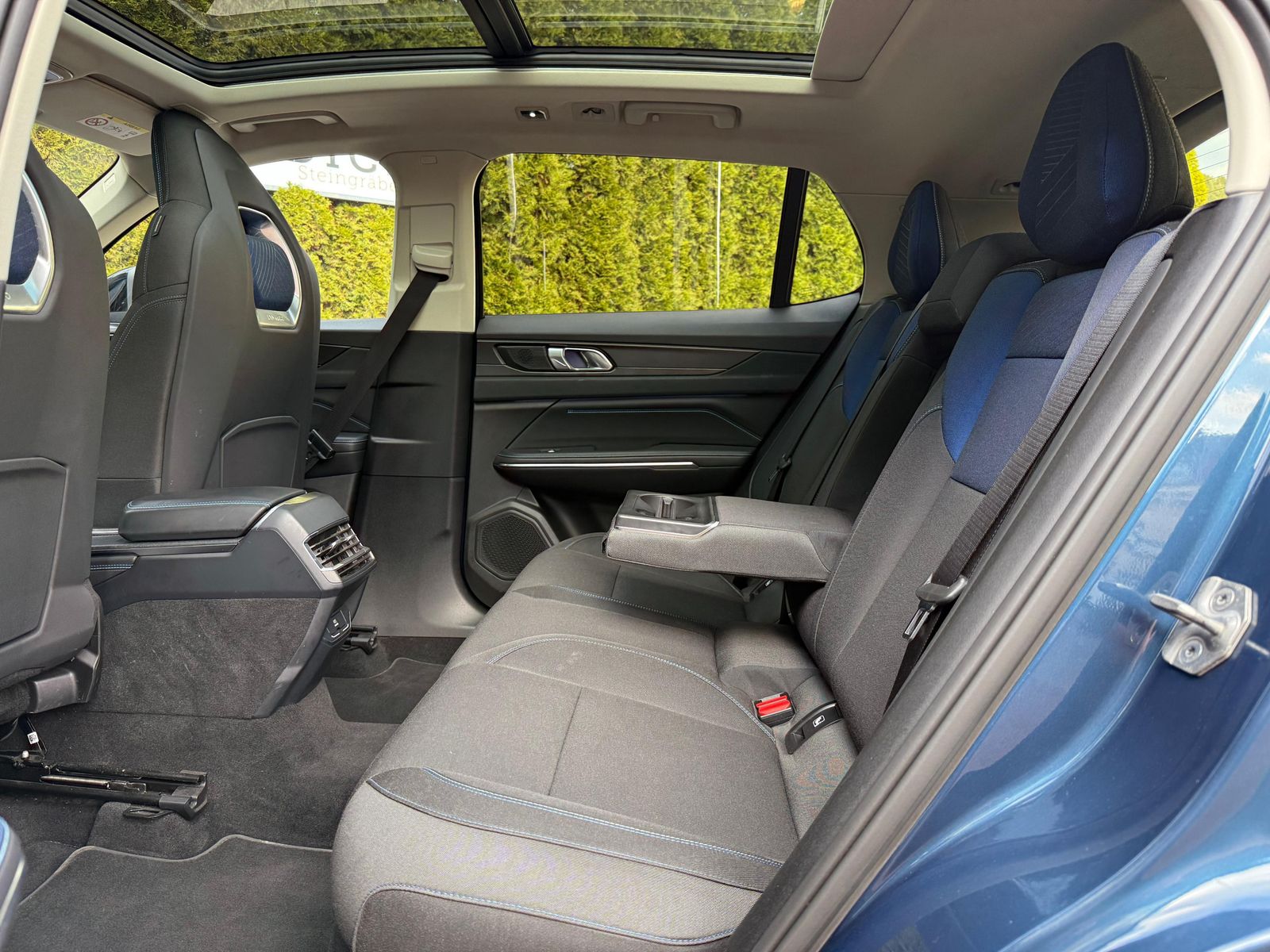 Fahrzeugabbildung Lynk&Co 01 1.5 T Aut PHEV PANO+LED+NAVI+ACC+MEMO+SHZ+360