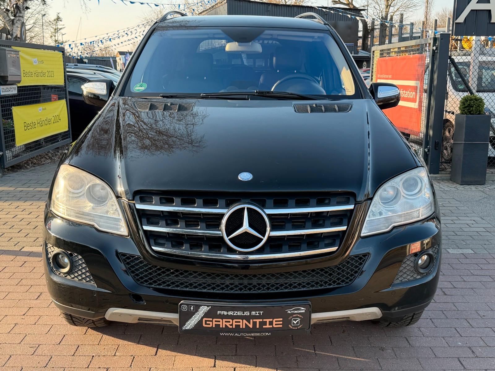 Mercedes-Benz ML300 2009 — rear view
