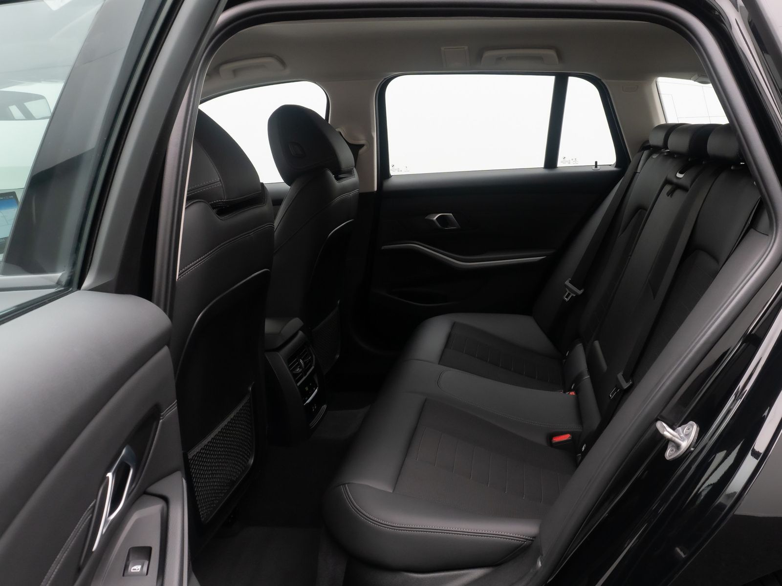 Fahrzeugabbildung BMW 330e WidscreenDispl AHK DAB Leder Sport Stop&Go