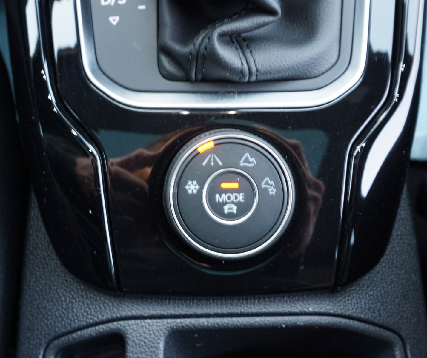 Fahrzeugabbildung Volkswagen T-Roc Sport 4Motion, Kamera, Navi, Pano, Black