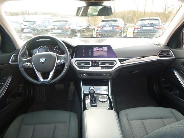 Fahrzeugabbildung BMW 320 i Touring >AUT/AHK/R-Kamera/PDC/LED<