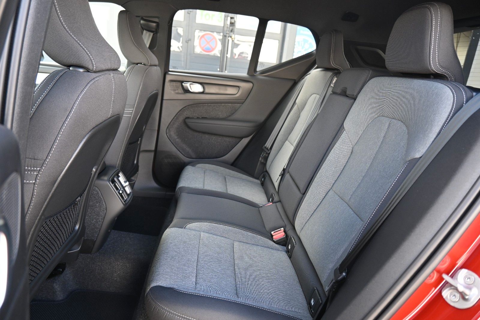Fahrzeugabbildung Volvo XC40 B3 DKG Plus Dark*Pixel*FSHZG*360°*ACC*AHK