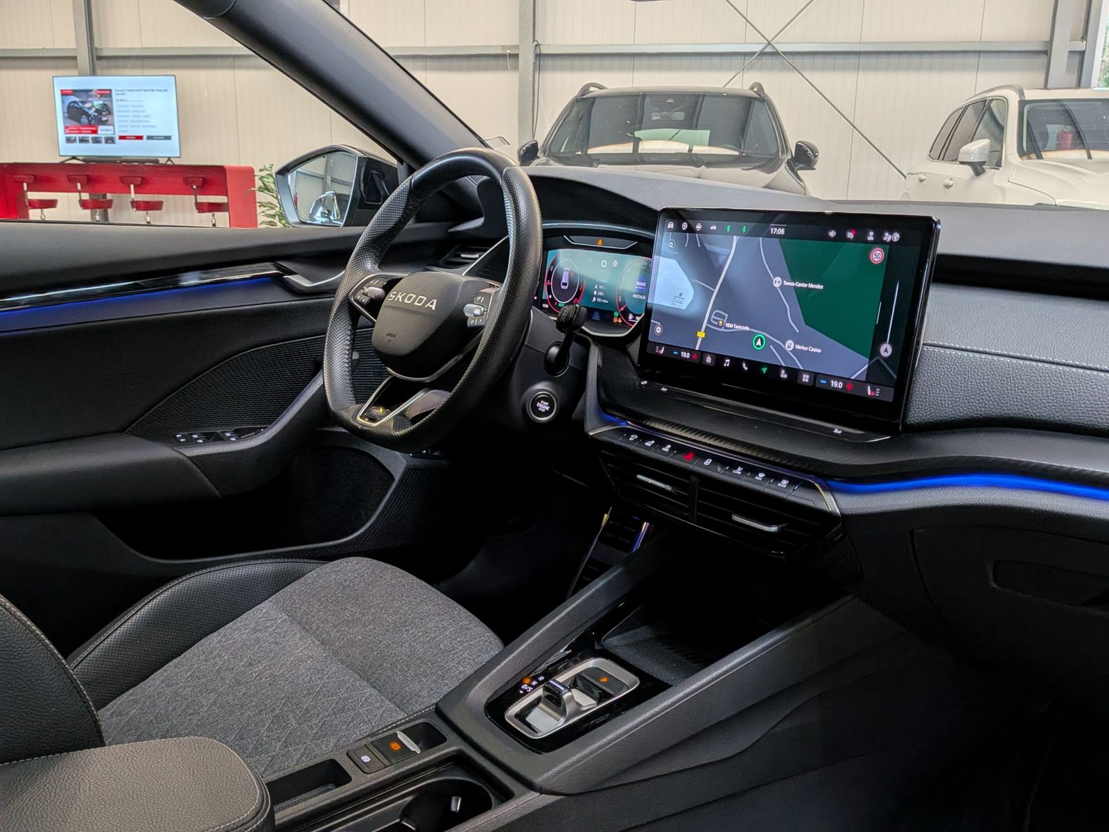 Fahrzeugabbildung SKODA Octavia 1.5 TSI Sportline MATRIX PANO AHK 5J-Gar