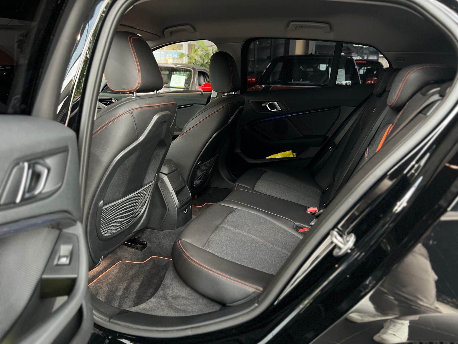 Fahrzeugabbildung BMW 118i Sport Line KLIMA LED NAVI SHZ
