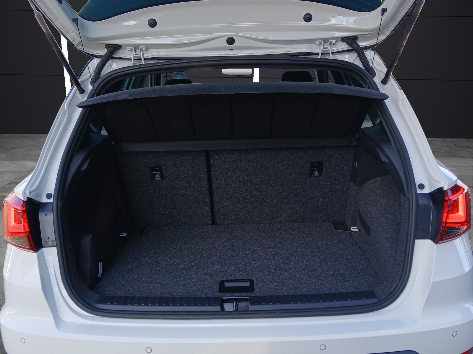 Fahrzeugabbildung SEAT Arona TSI Xperience DSG LED AHK ACC RFK SH 18"