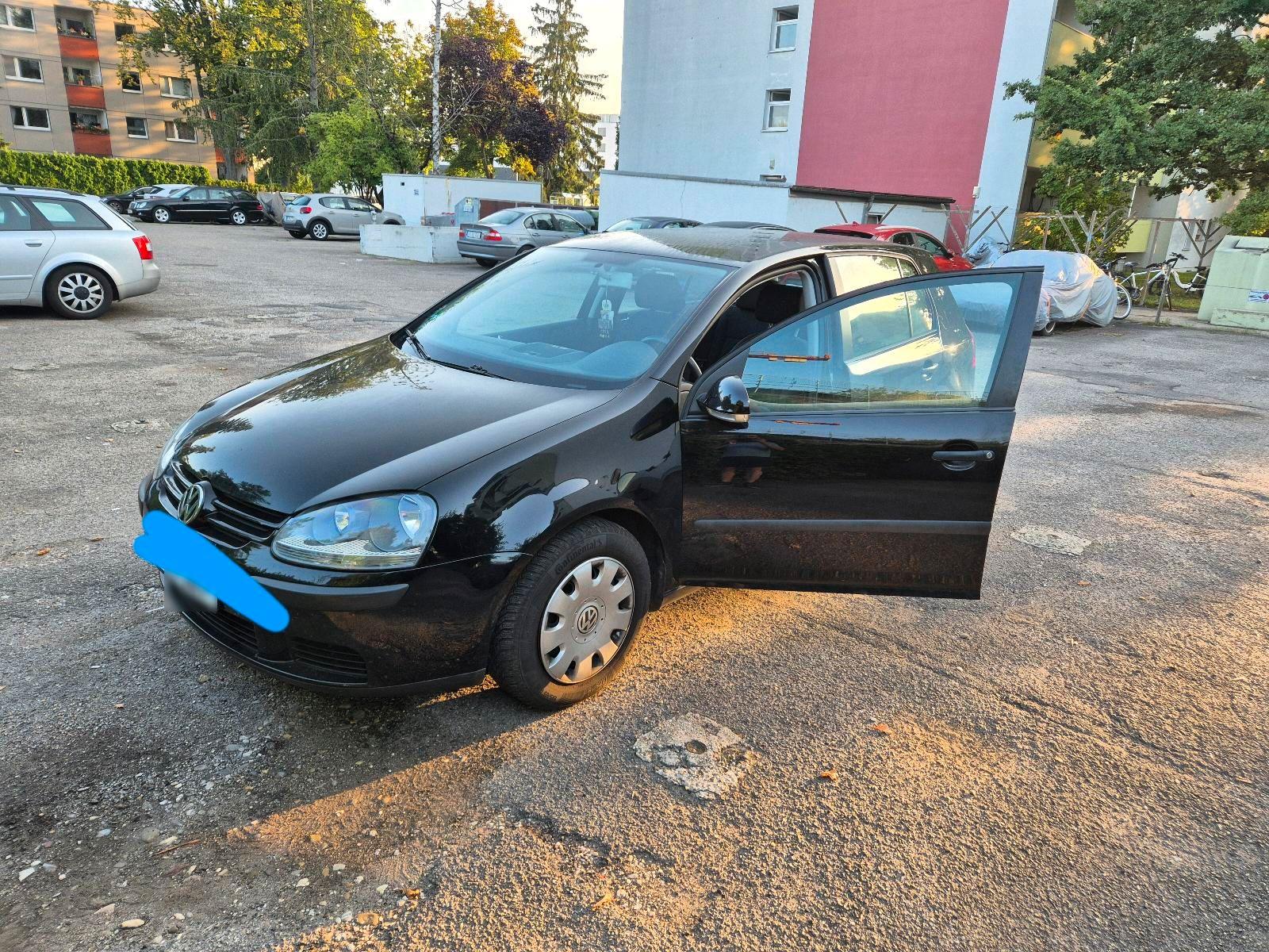 Volkswagen Golf 2004 — rear view