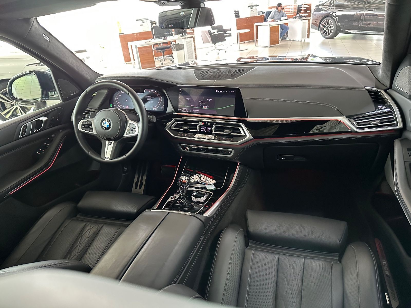 Fahrzeugabbildung BMW X5 M50i Panorama 360°HUD H/K Laser SoftClose DAB
