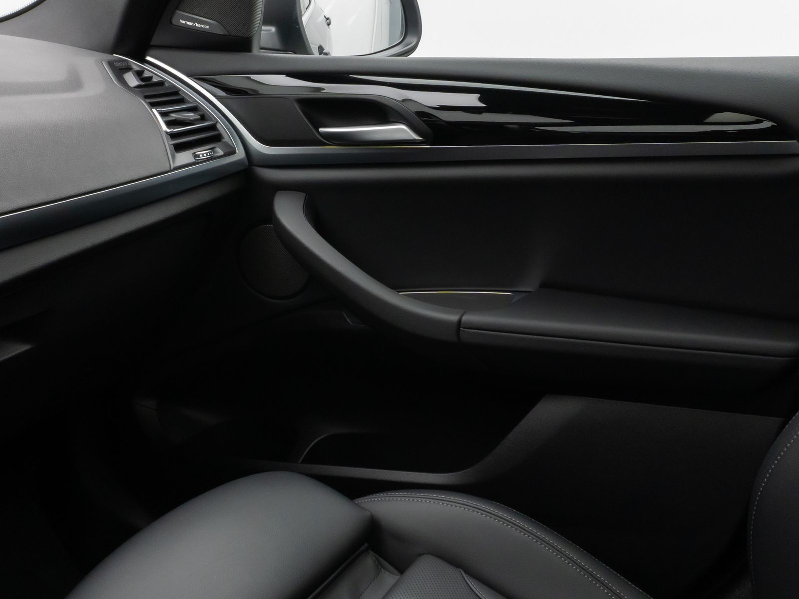 Fahrzeugabbildung BMW X3 xD30e Panorama Kamera HUD H/K Komfort Sport