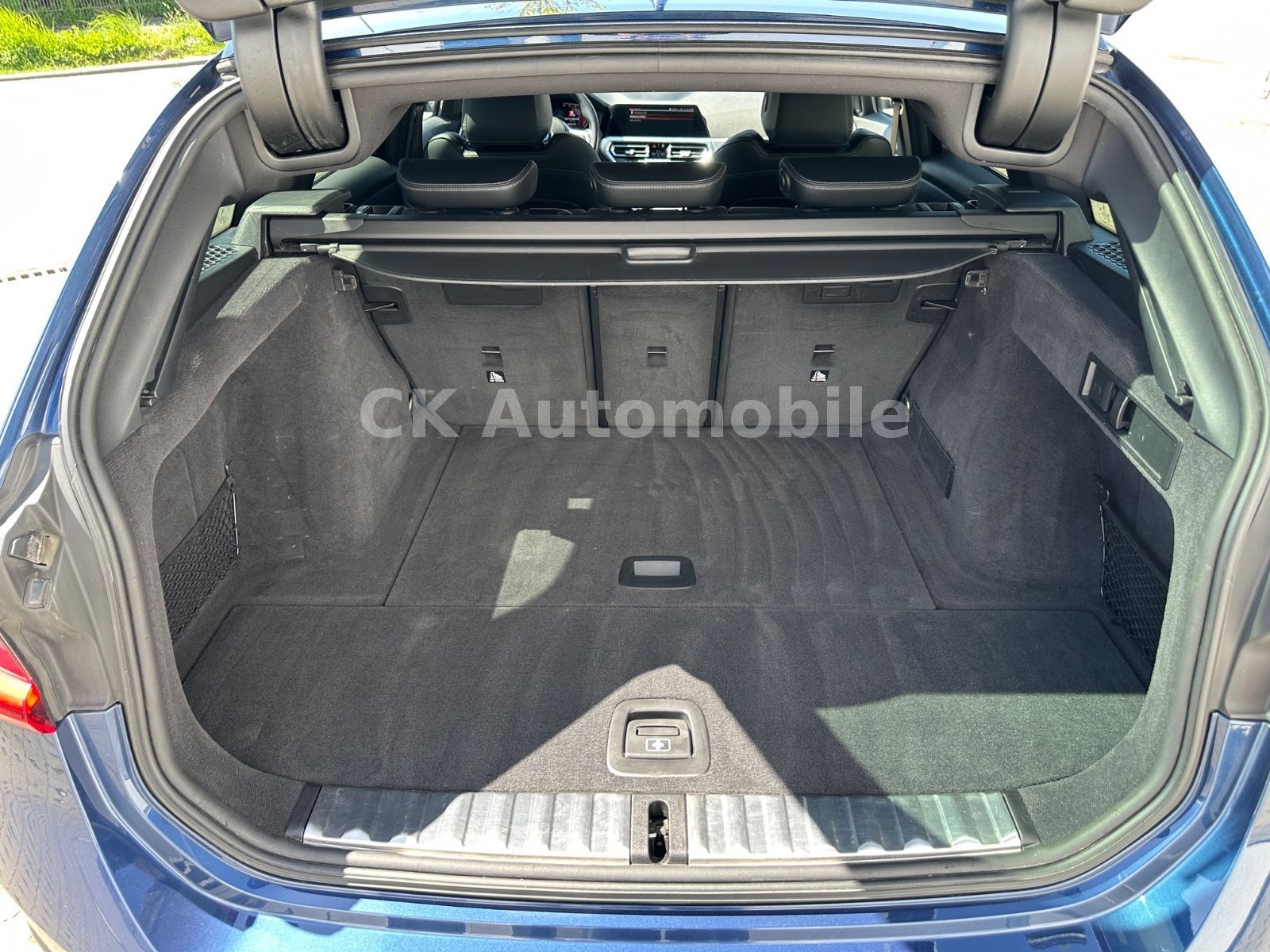 Fahrzeugabbildung BMW 318d Touring Sport-Line/Shadow-Line/Navi/Laser