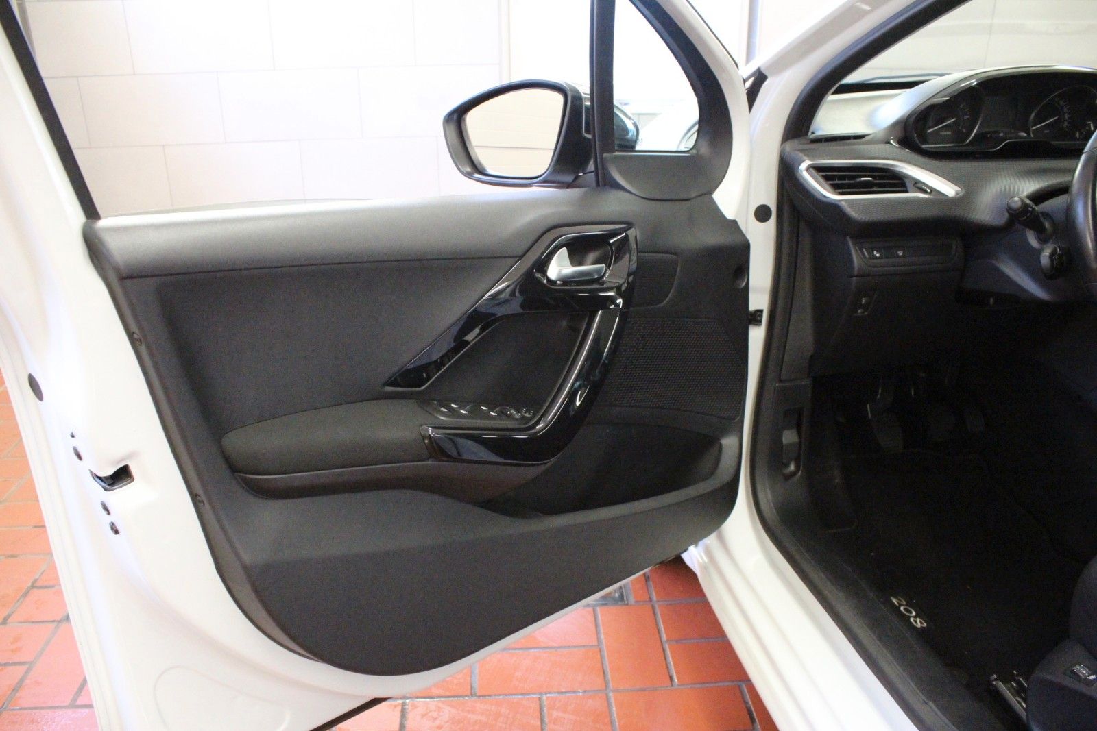 Fahrzeugabbildung Peugeot 208 PureTech 110 Edition Panoramadach*Sitzheizun