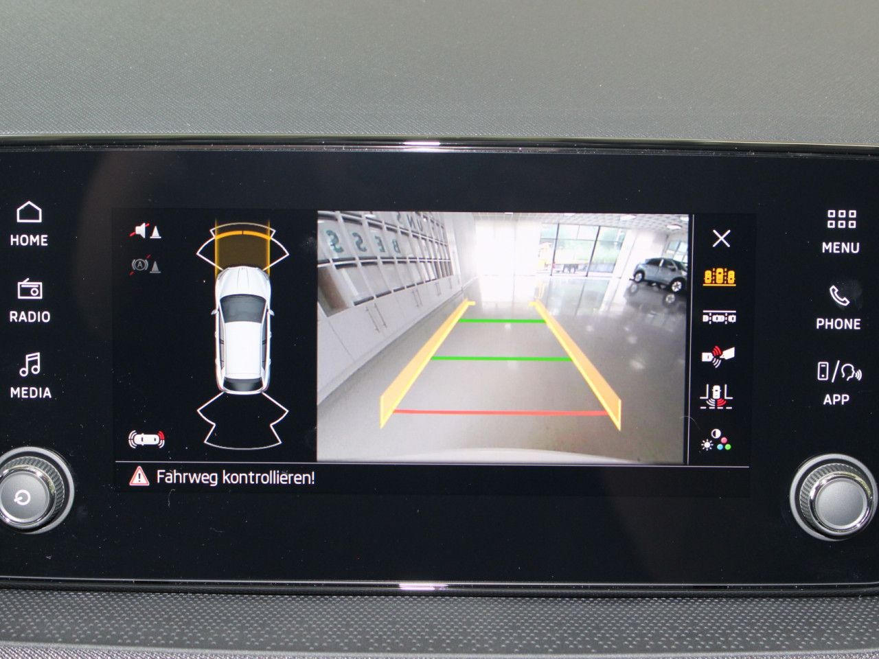 Fahrzeugabbildung SKODA Fabia 1.0 TSI Selection RFK/APP/SHZ/LANE