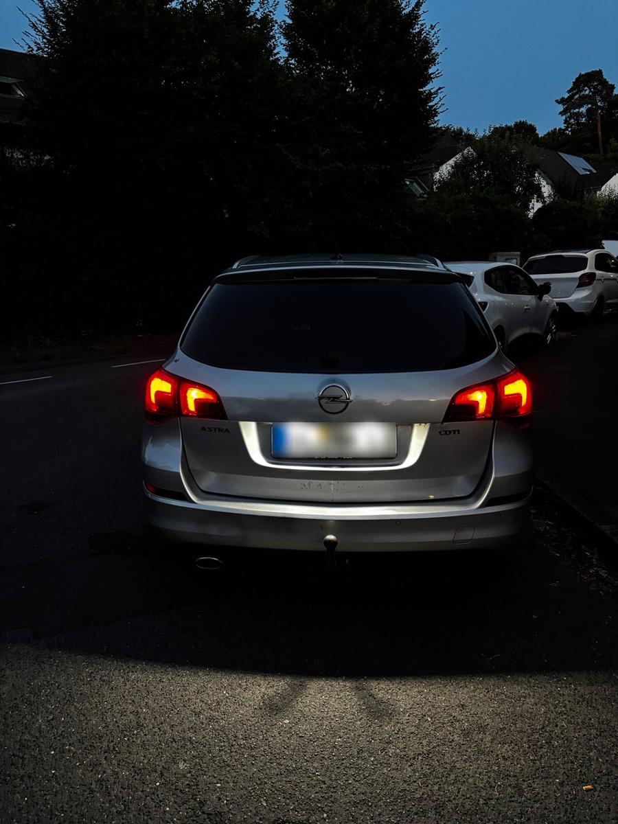 Opel Astra 2011 — photo 5