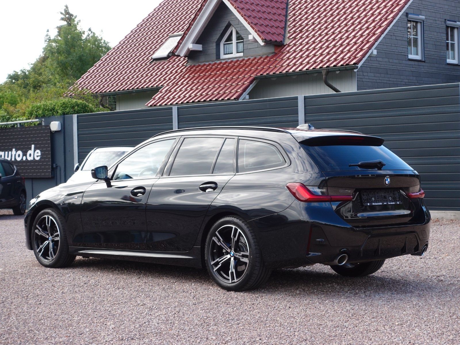 Fahrzeugabbildung BMW 318i Touring Auto M Sportpaket 18"/HiFi/LED/Navi