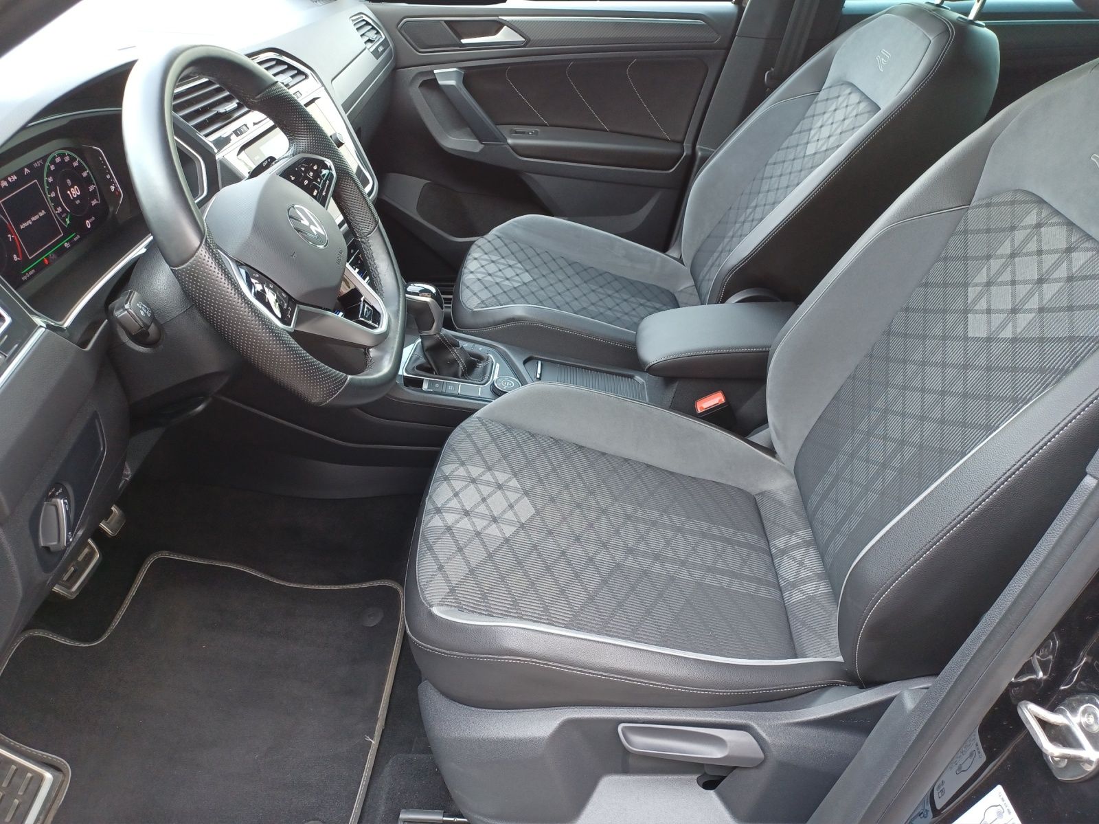 Fahrzeugabbildung Volkswagen Tiguan TSI R-Line 4M DSG R-Lin STH Matrix AHK Na