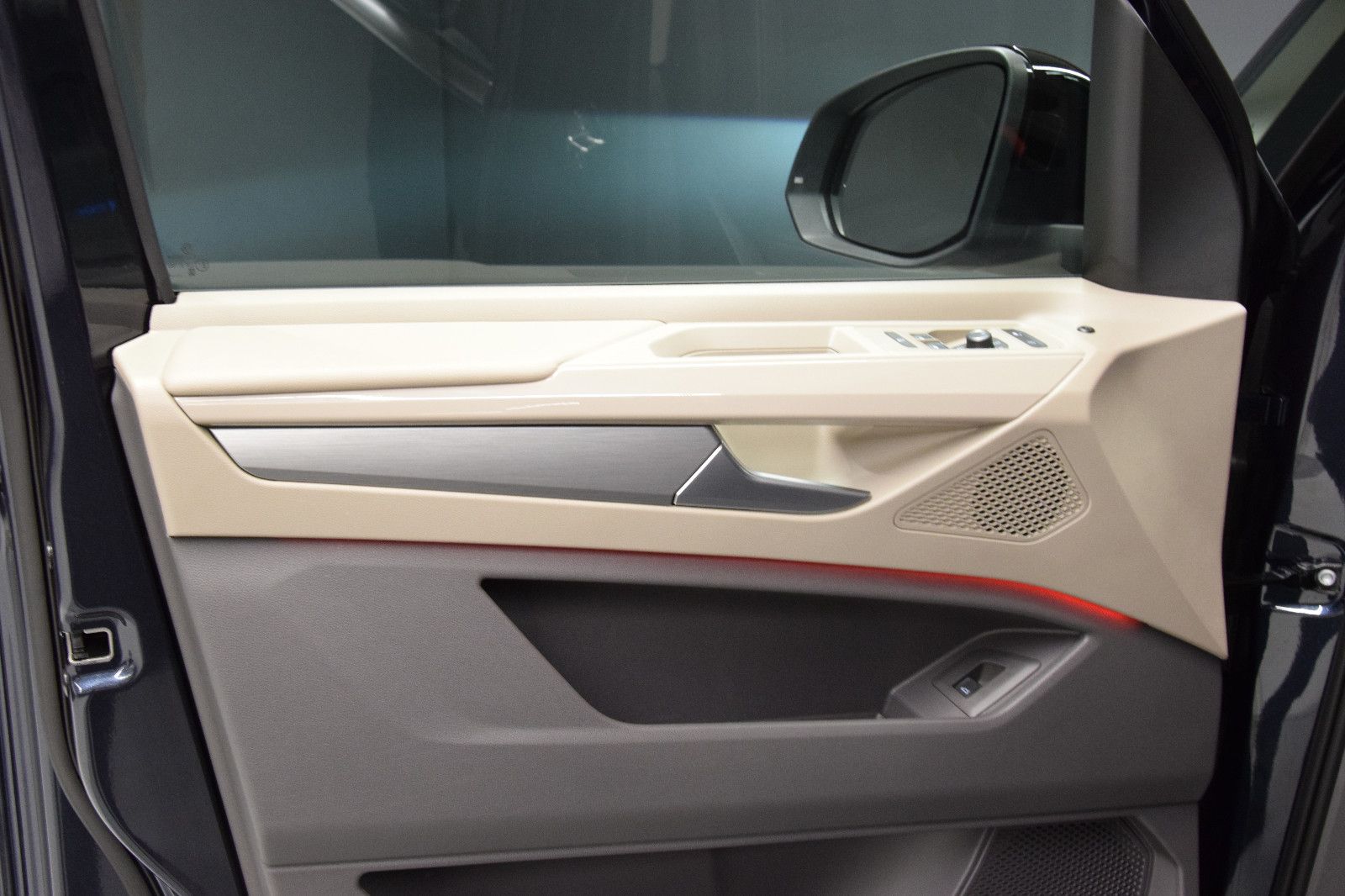 Fahrzeugabbildung Volkswagen T7 Multivan lang HUD ACC HK  Ambi. Matrix 7 Sitz