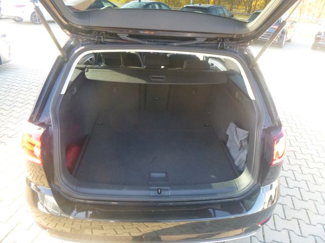 Fahrzeugabbildung Volkswagen Golf VII Variant 1.5 TSI Comfortline>AUT/AHK/NAV