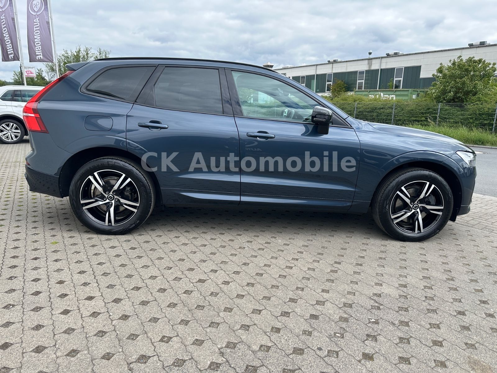 Fahrzeugabbildung Volvo XC60 B4 R Design 2WD/Navi/Pano/Kamera/LED