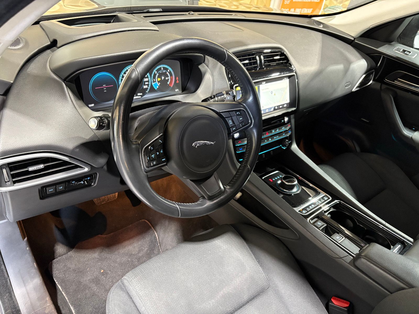 Fahrzeugabbildung Jaguar F-PACE Pure AWD/HEAD-UP/NAVI/PDC/SOUNDSYSTEM