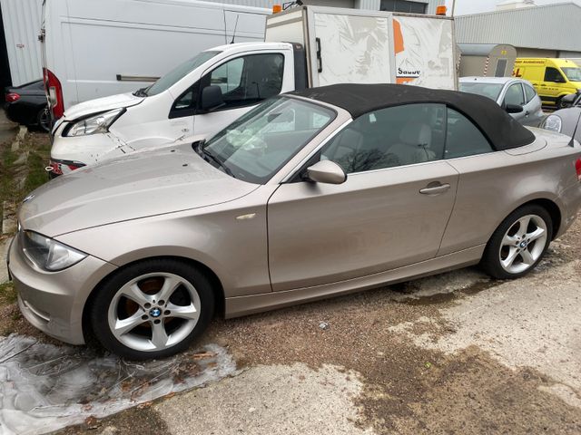 BMW 120i Cabrio Automatik Motor läuft