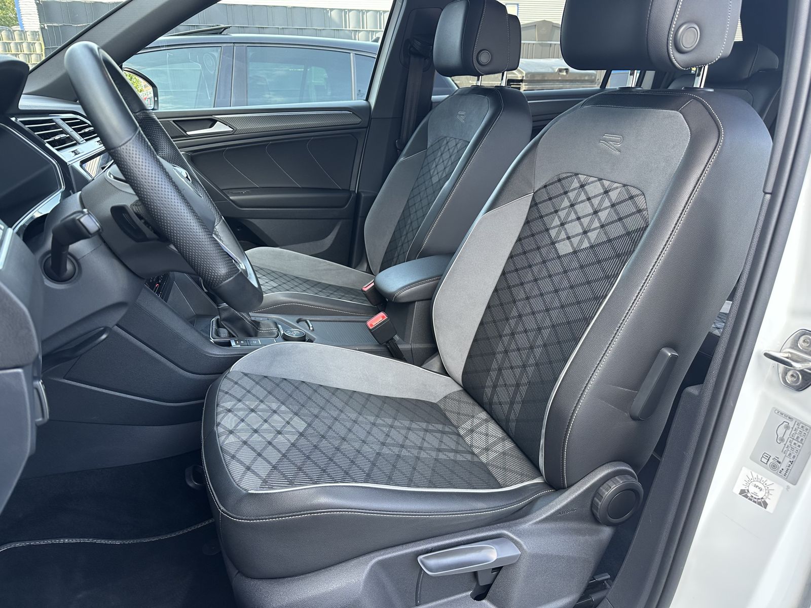 Fahrzeugabbildung Volkswagen Tiguan Allspace 2.0 TDI 4M R-Line NAV+LED+AHK+VC